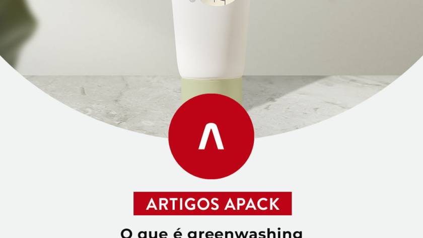 Embalagem branca sobre uma mesa com uma etiqueta adesiva de planeta Terra descolando e por baixo da etiqueta tem uma caveira que representa o greenwashing nas embalagens de produtos. Embaixo há o logo da Apack, o letreiro "Artigos Apack" e o título do artigo.